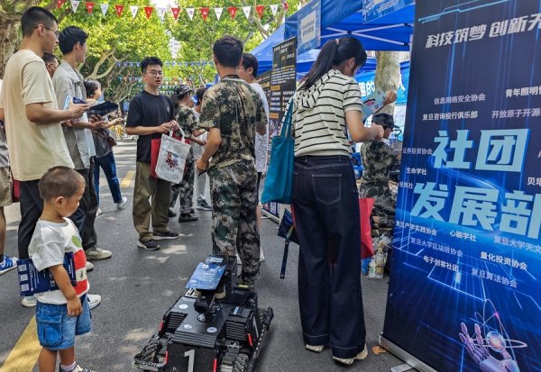 掌盘策略 新民目击 ｜ 申城高校迎新进行时：你好，新同学！